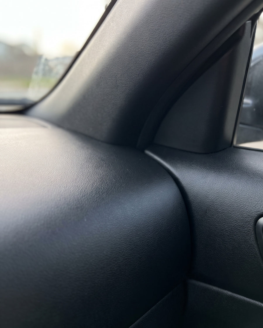 Diepzwart dashboard en deurpaneel na behandeling