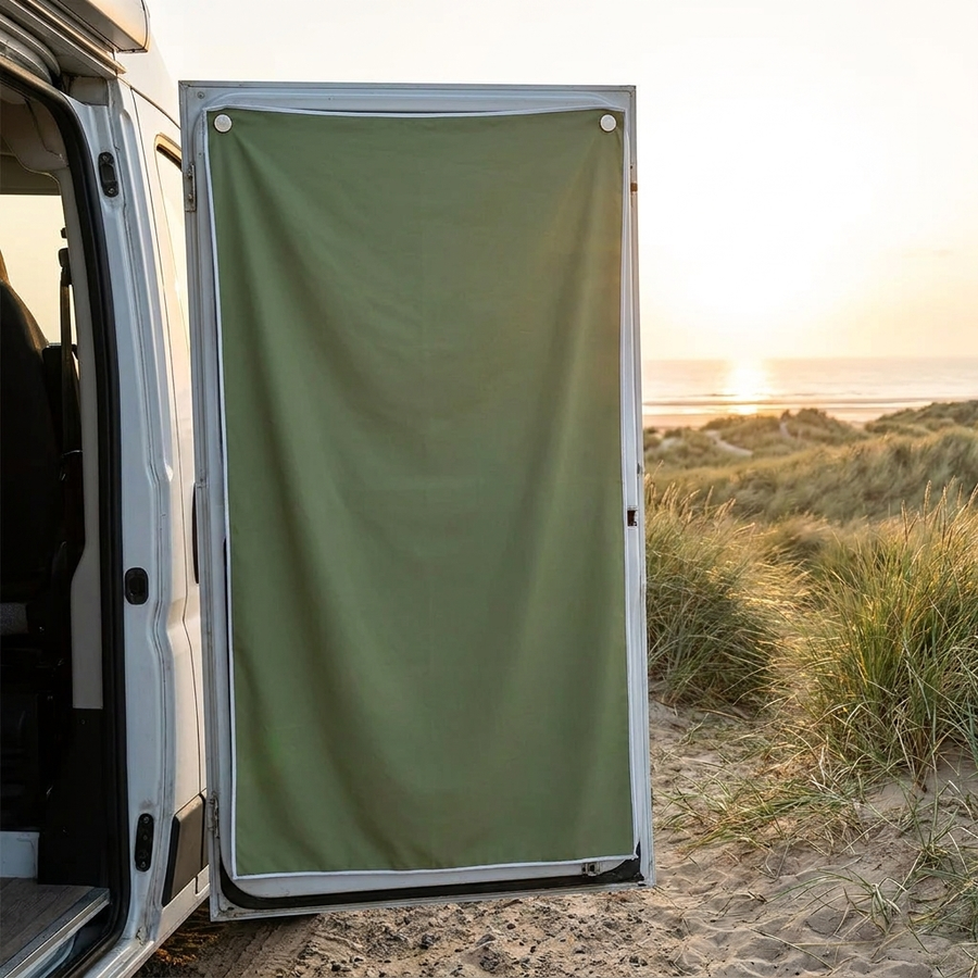 Magnetische strandhanddoek hangt via de magneten aan de camperdeur als omkleedscherm