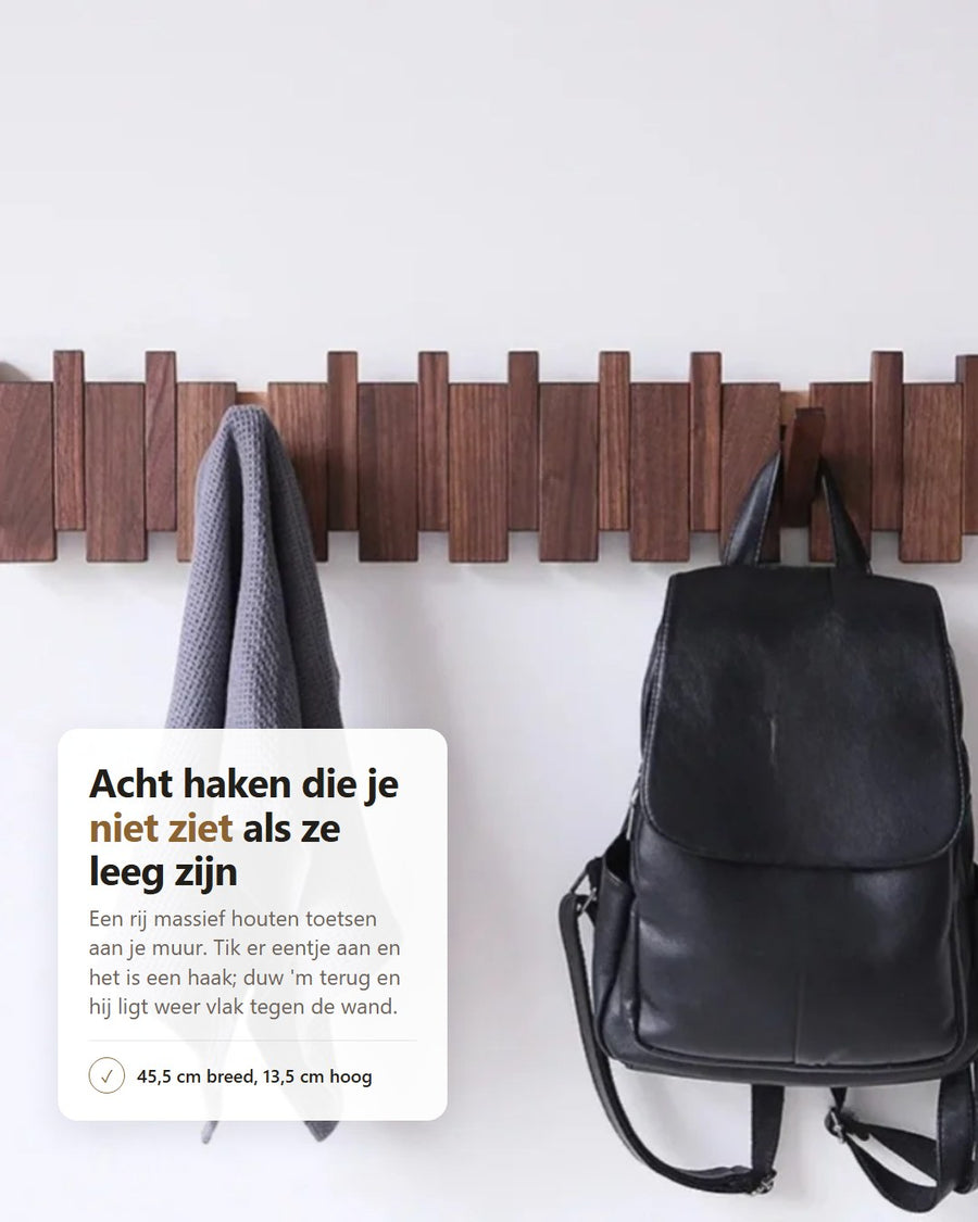 Houten kapstok in walnoot met jas en tas eraan
