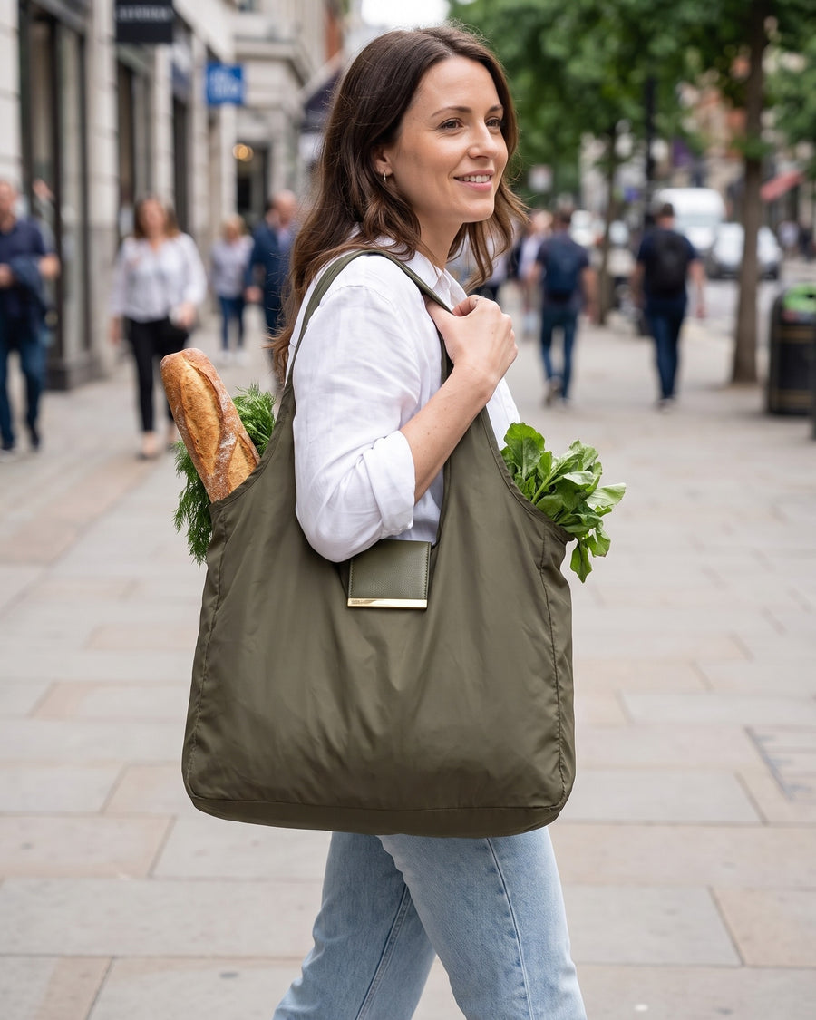 Tas over de schouder met boodschappen erin