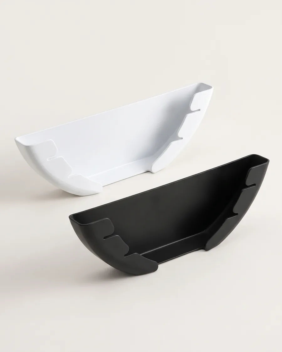 02-varianten.webp: Pannendekselhouder in wit en zwart naast elkaar, toont beide kleurvarianten
