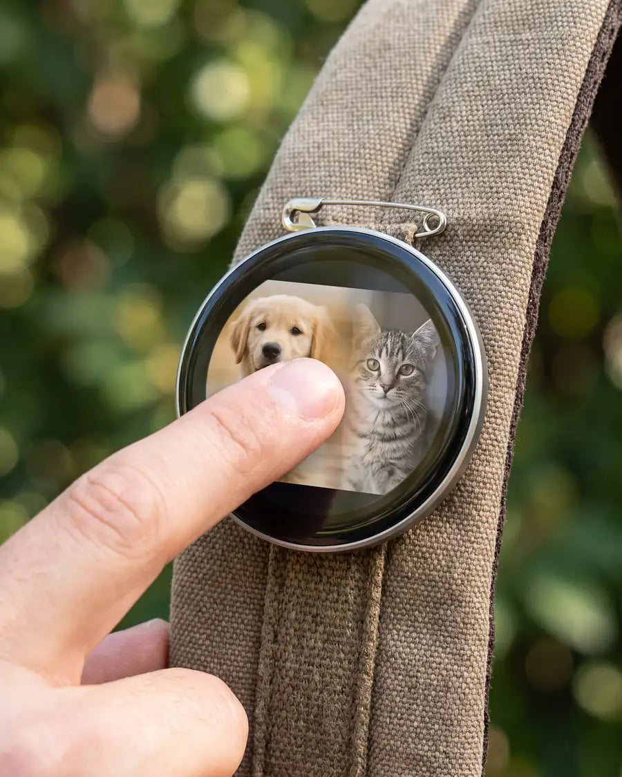 Vinger die over het touchscreen swipet om van foto te wisselen