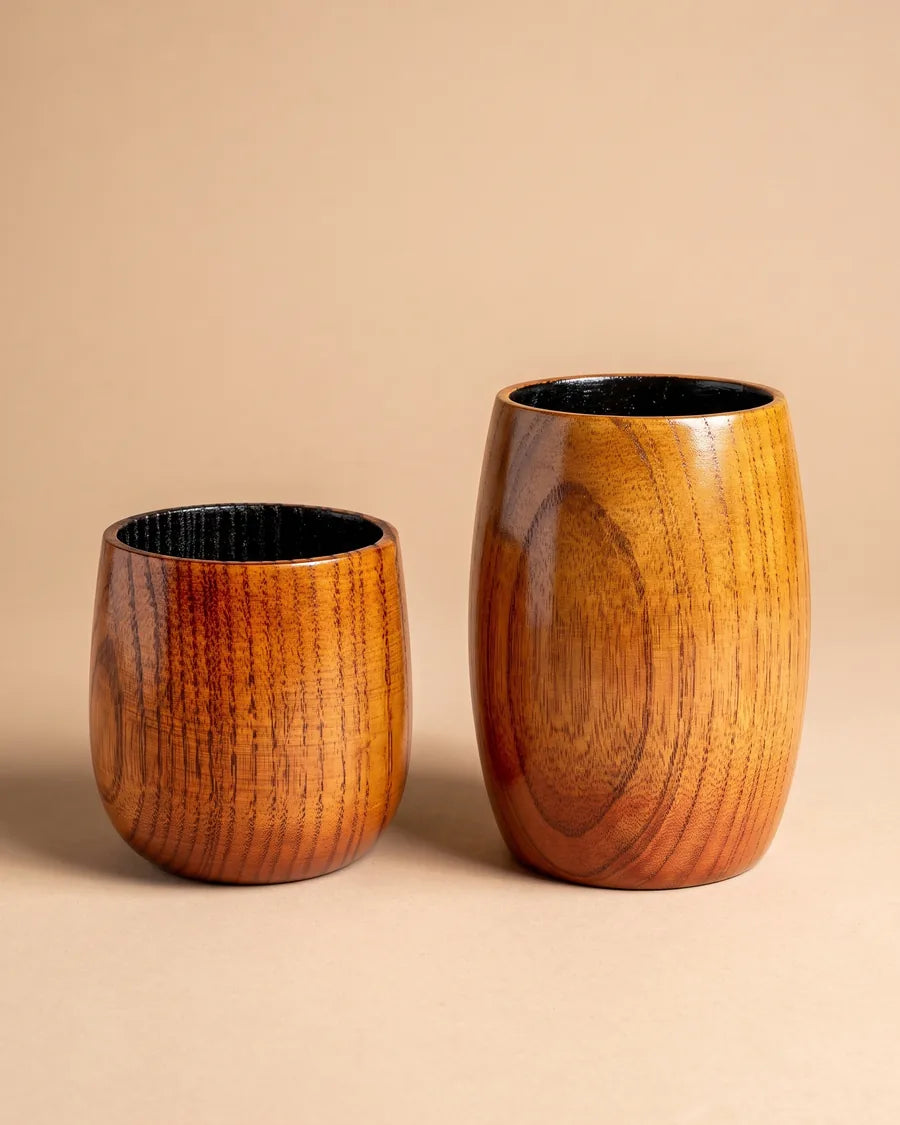 Twee houten whiskeyglazen naast elkaar in maat M en L