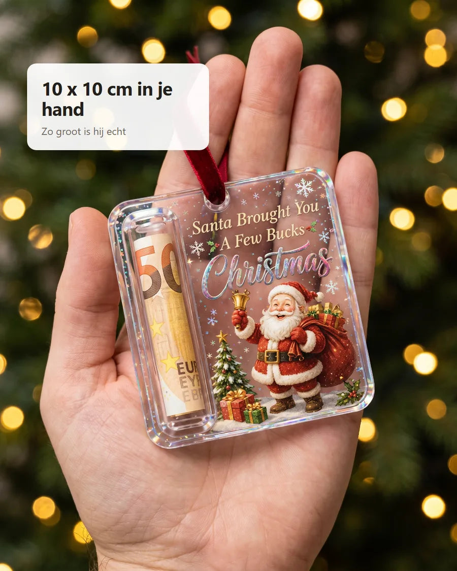 Kerstgeldhanger van 10 bij 10 cm op een open hand voor de maat