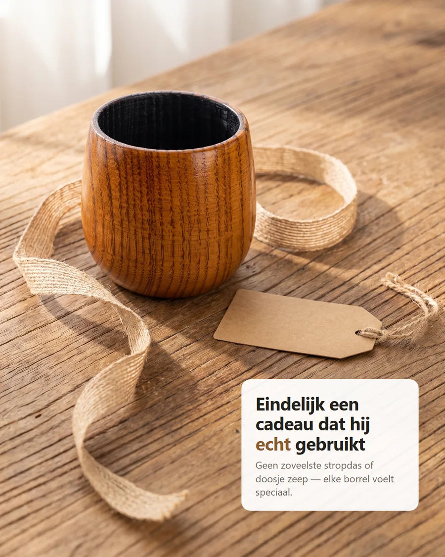 Houten whiskeyglas met een jute lint en cadeaulabel: eindelijk een cadeau dat hij echt gebruikt