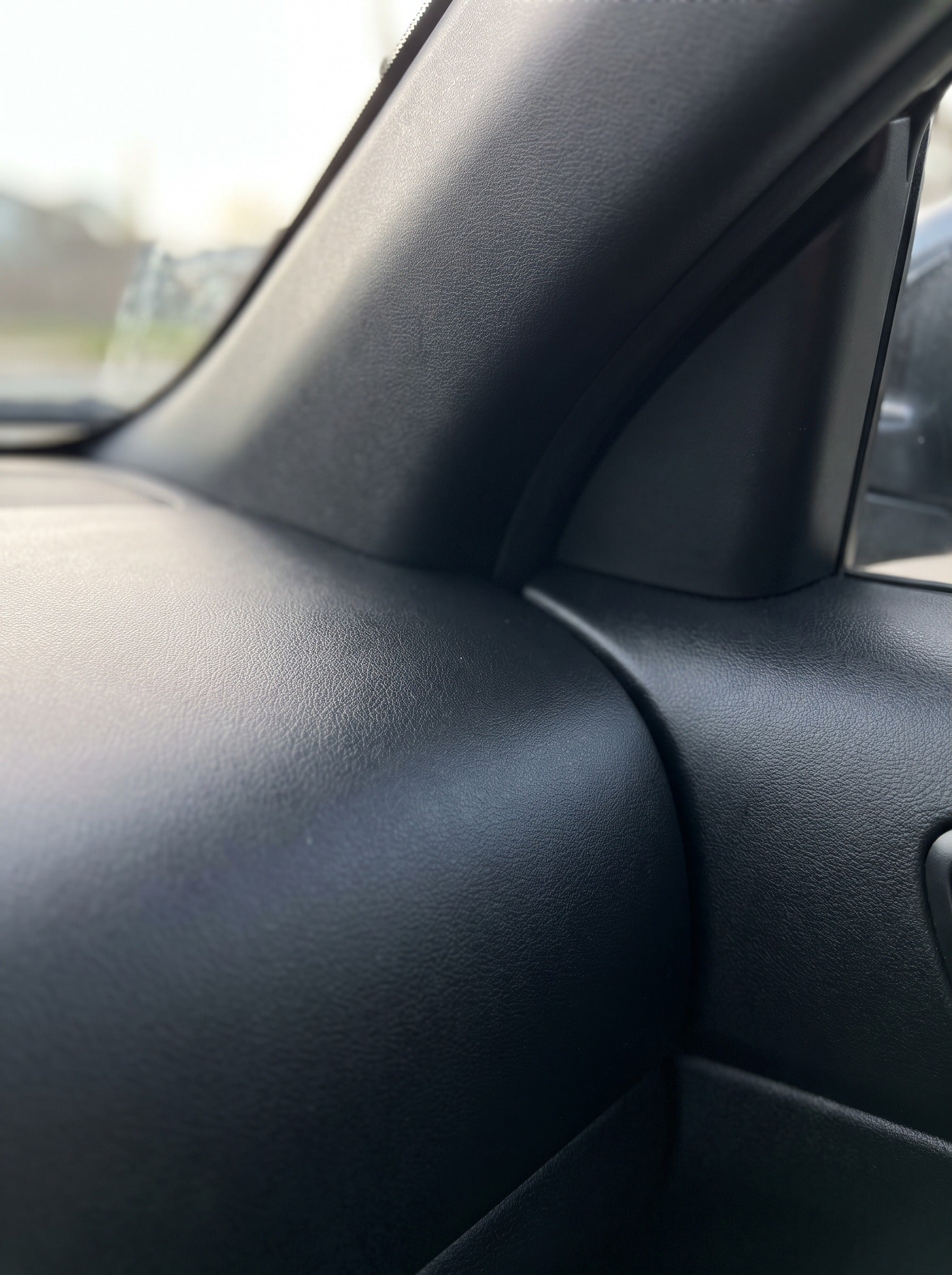 Diepzwart dashboard en deurpaneel na behandeling