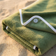 Detail van het zachte micro-flanel materiaal met witte bies en magneetknop
